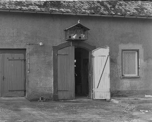 Frohburg Kr.Geithain. Wohnhaus (ehem. Wohnstallhaus?). Florian-Geyer-Str.3b. Teilansicht der Fassade mit Taubenschlag