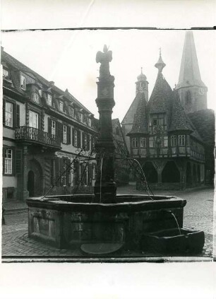 Michelstadt, Marktplatz. Altes Rathaus (1484) und Marktbrunnen. Ansicht von Westen