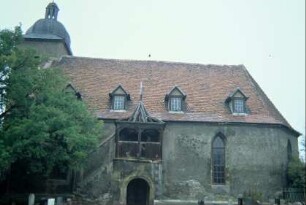 Dorfkirche von Süden; Langhaussüdseite mit überdachtem, beschädigtem Emporenaufgang