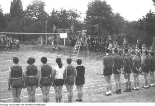 Dresden. Betriebssportgemeinschaft (BSG) Traktor Dresden, Volleyballspiel, 1958