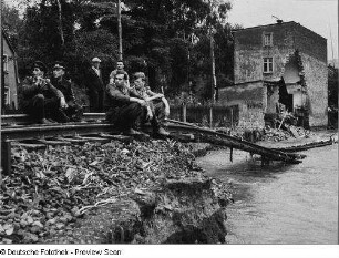 Pirna-Neundorf, Hochwasserkatastrophe, von der Gottleuba unterspülter Bahndamm