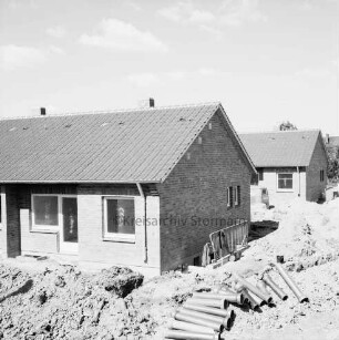 Tannenweg: Rentnerwohnungen: zwei Wohnblocks vor Fertigstellung: im Vordergrund Sandhaufen und Rohre