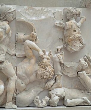 Pergamonaltar, Ostfries - Ausschnitt: Artemis im Kampf mit den Giganten