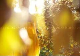 Sphärische Stimmung im Gegenlicht: Junge Frau in gelbem Kleid (Prämiertes Foto Sonderthema: Wunderland) (Altersgruppe S)