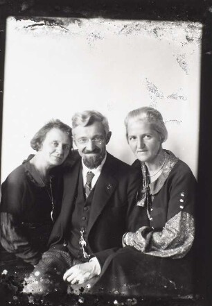 Dreierporträt (links Etha und Hans Richter)