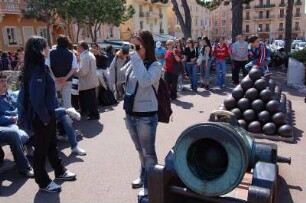 Monte Carlo - Terrasse vor dem Schloss : Touristen auf der Aussichtsterrasse neben dem Fürsten-Schloss, historische Kanonenkugeln. In Monaco 2006