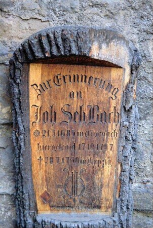 hölzerne Gedenktafel zum 250. Geburtstag von J.S. Bach, der in dieser Kirche getraut wurde