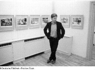 Christian Borchert in seiner Ausstellung anläßlich eines Ausstellungsgespräches, aufgenommen in Neubrandenburg
