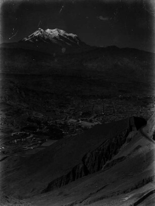 La Paz mit Illimani : Blick in ein Tal mit einer Stadt und einem Berg im Hintergrund