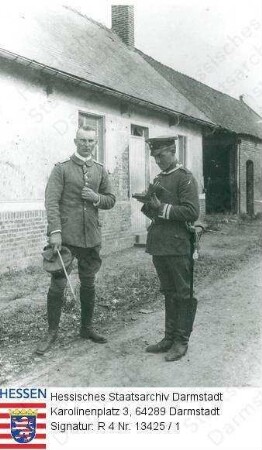 Gemeinder, Peter (1891-1931) / Porträt in Uniform mit Oberleutnant Michelmann, Pionierbataillon 21, auf Postkarte an seine Frau Marie