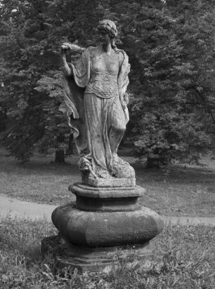 Statue einer weiblichen Person auf einem Sockel