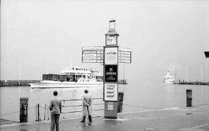 Friedrichshafen: Fährschiff fährt in Hafen