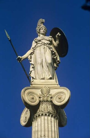 Minerva mit ihren Attributen des Kampfes