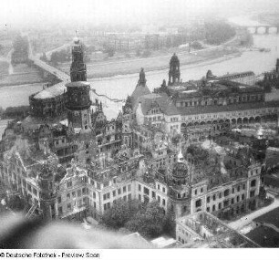 Residenzschloß, Hofkirche, Stallhof, Ständehaus, Elbe mit Augustusbrücke gegen das Neustädter Elbufer