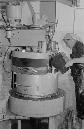 Eine Mitarbeiterin des VEB Leipziger Gummiwarenfabrik (Elguwa) an einer Maschine, die zum schaumig schlagen von Rohstoffen dient
