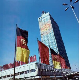 Hotel Stadt Berlin mit Schmuckelement zum IX. Parteitag der SED, Alexanderplatz, Berlin