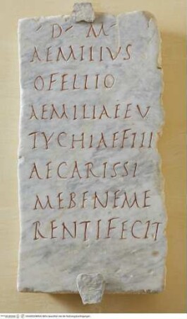 Tafel mit Grabinschrift "D(is) M(anibus) // AEMILIVS // OFELLIO..."