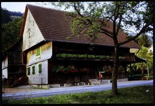 Simonswald: Bauernhaus mit Geranien an den Fenstern