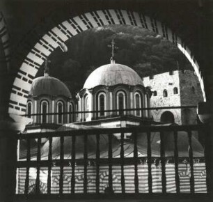 Bulgarien. Balkanländer, Rilagebirge. Rila-Kloster. Blick von der oberen Galerie gegen die Kuppeln der Klosterkirche und Chreljoturm