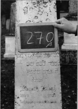 Grabstein 270 (Index: 100090145) Material: weißer Marmor, Sockel Granit Zustand: gut Maße HxBxT: 138x39x13 cm Beschreibung: Obelisk, getreppter Sockel: Grabstein 270A