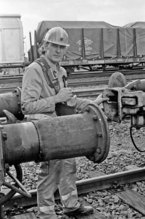 Matyla, Günter: Lokführer bei der Deutschen Bahn auf dem Bad Oldesloer Rangierbahnhof beim Ankoppeln
