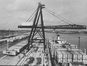 Bremerhaven: Containerschiff am Kai