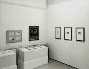 Plakat für die Holzschnitt-Ausstellung der Künstlergruppe "Brücke"in der Lampenfabrik Karl-Max Seifert Dresden-Löbtau : Raumaufnahme mit dem Plakat von Max Pechstein für die Holzschnitt-Ausstellung der Künstlergruppe "Brücke" in der Lampenfabrik Karl Max Seifert Dresden-Löbtau, 1906