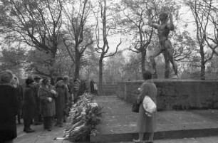Gedenkstunde am Volkstrauertag für die Gefallenen der beiden Weltkriege auf dem Karlsruher Hauptfriedhof