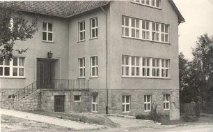 Eingang zur Sorbischen Oberschule in Panschwitz : Zachod do serbskeje wyšeje šule w Pančicach