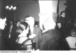 Zwickau. Schumann-Fest 1956. Konzertveranstaltungen. Besucher im Robert-Schumann-Haus Zwickau, Hauptmarkt 5, Ecke Münzstraße
