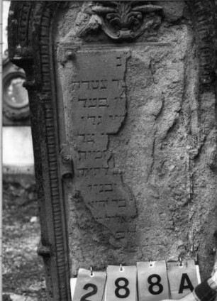 Grabstein 288 (Index: 99789620) Material: Sandstein Zustand: sehr stark verwittert mit sehr großem Textverlust, Rückseite sehr stark verwittert im unteren Teil mit Textverlust, Schrift schwarz Maße HxBxT: 169x58x19 cm Symbolik: florale Motive: Grabstein 288A