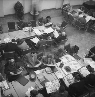 Presseklub : Warschau, Lesende im Lesesaal des Presseklubs