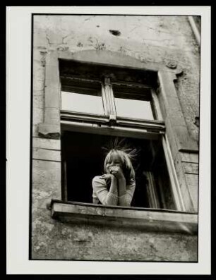 Junge Frau am Fenster, Prenzlauer Berg, Berlin