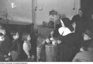 Internationales Rotes Kreuz. Kinderspeisung durchgeführt von Ordensschwestern, 1949