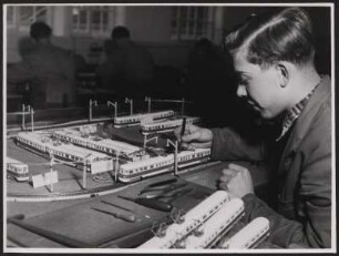 Endkontrolle der Modelleisenbahnen bei Märklin