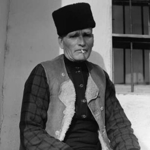 Porträt eines Mannes in bulgarischer Tracht in Banja bei Karlowo