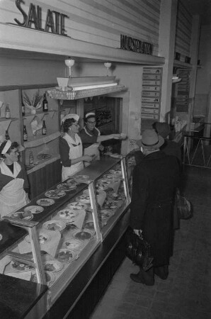 Selbstbedienungsrestaurant, in dem mit einem Ticketsystem abgerechnet wird