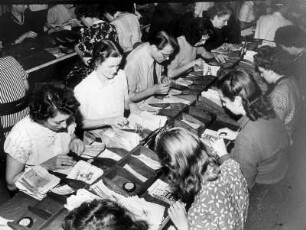 Hamburg. Lotto-Auszählung in Sagebiel´s Etablissement. Männer und Frauen beim Auszählen von Tippscheinen.