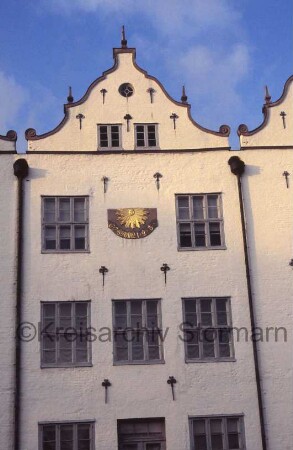 Schloss Ahrensburg: Außenansicht: Südfassade: mittleres Giebelhaus, Sonnenuhr
