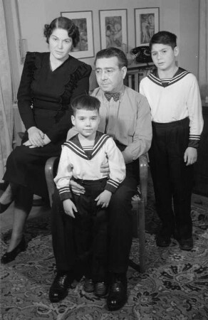 Porträtaufnahmen des Staatssekretärs Dr. Leo Zuckermann und seiner Familie : Leo Zuckermann mit Familie