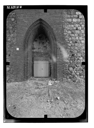Müncheberg. Ruine der Stadtpfarrkirche St. Marien (Restaurierung 1991-1996). Portal