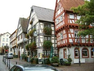 Stadtbild-Kirchstraße nach Südosten mit Gebäudebestand ab Aiperturmstraße im Südwesten-Giebelständige Fachwerkhäuser in Riegelbauweise mit vorkragenden Geschossen (16-17 Jh)