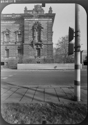 Leipzig-Zentrum, Georgi-Dimitroff-Platz (Simsonplatz) 1. Reichsgericht (1888-1895; L. Hoffmann, P. Dybwad). Straßenfront (Teilansicht)