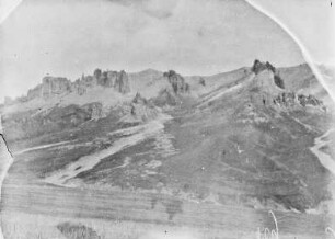 Felsformation : Panorama einer schneebedeckten Felsformation im Tian Shan Hochgebirge