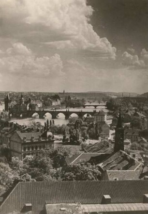Prag, Blick über die Moldau : Reproduktion nach Foto (Fotograf unbekannt)