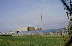 Müllverbrennungsanlage, davor Gewächshäuser
