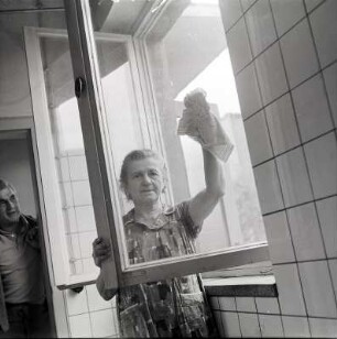 Frau beim Fensteputzen