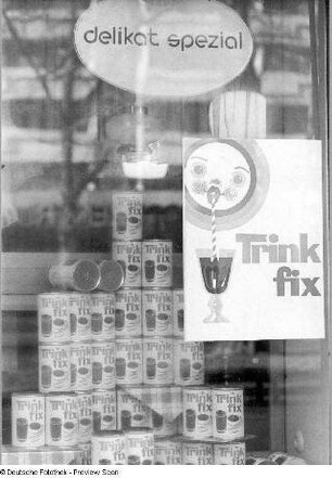 Schaufenster eines Delikat-Geschäftes (delicat spezial), aufgenommen in Dresden