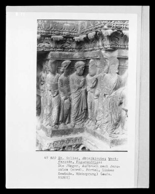 Nördliches Portal — Figurenfries: Jünger und Vorbereitungen zum Einzug in Jerusalem