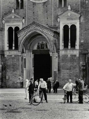 Piazza della Vittoria, vor dem Dom S. Bassiano